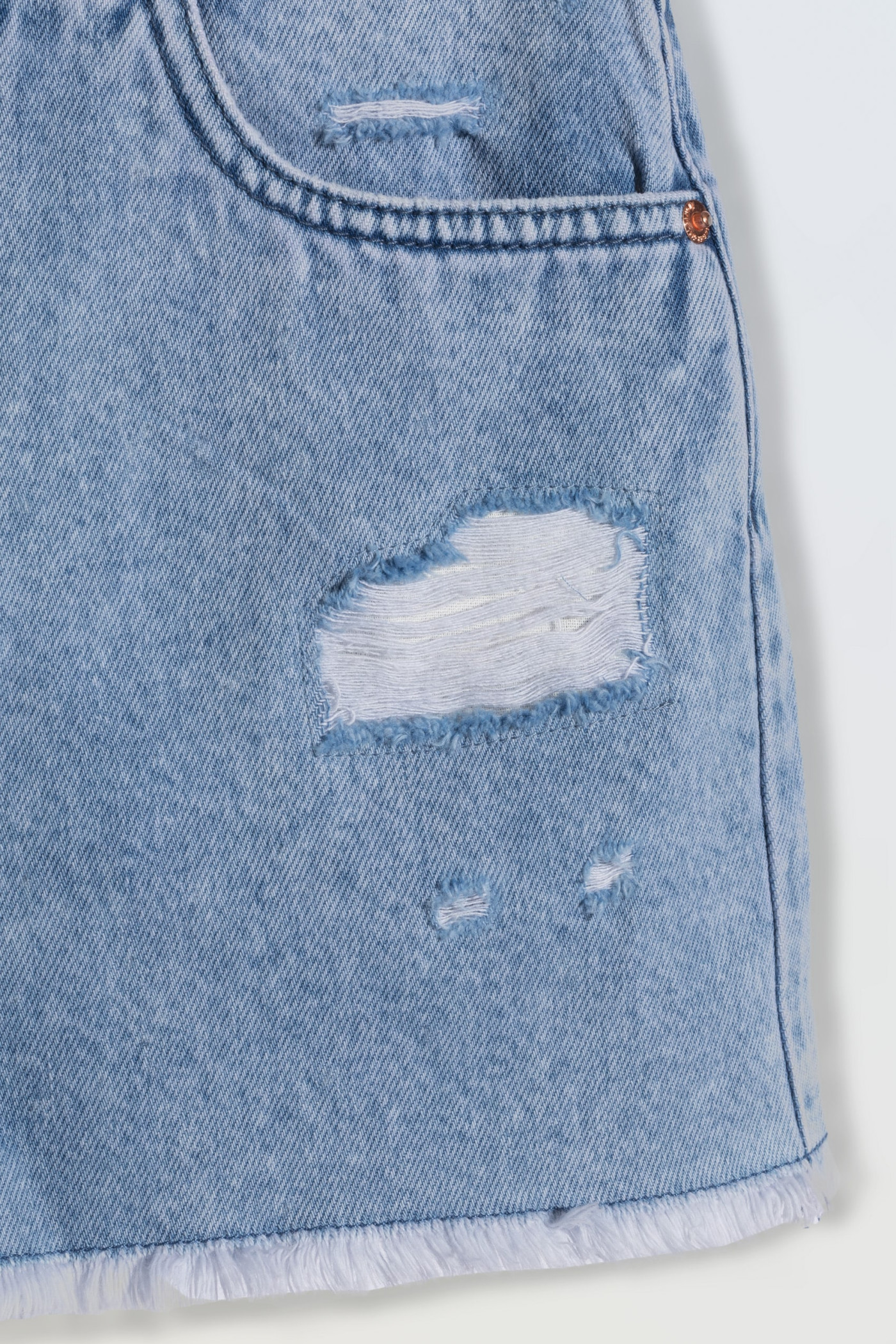 Jasnoniebieskie krótkie spodenki jeansowe z modnymi przetarciami