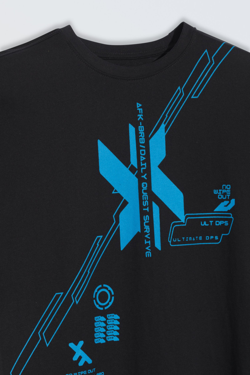 Czarny t-shirt z niebieskim nadrukiem z przodu