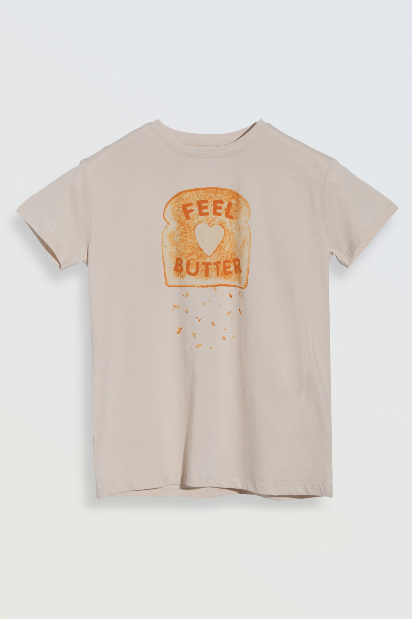 Beżowy t-shirt z kolorowym nadrukiem na wysokości piersi