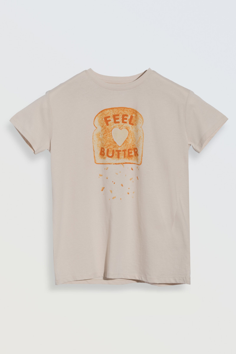 Beżowy t-shirt z kolorowym nadrukiem na wysokości piersi