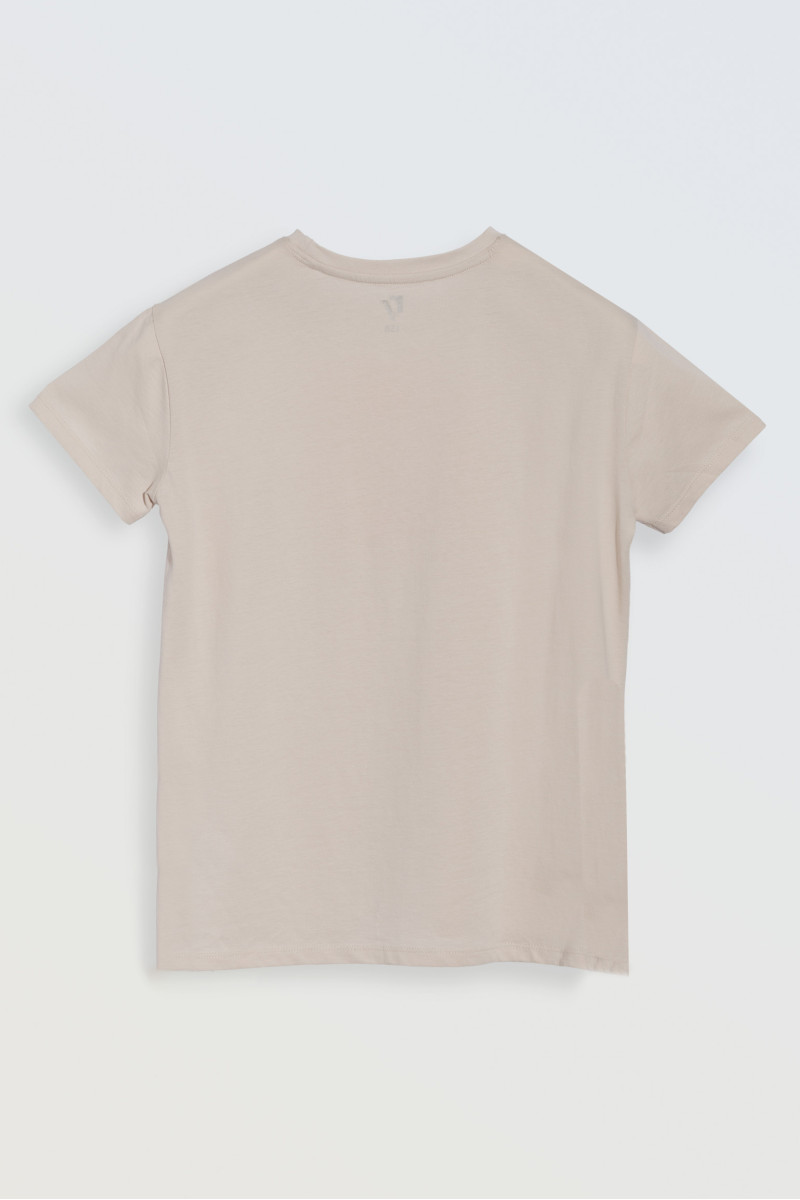 Beżowy t-shirt z kolorowym nadrukiem na wysokości piersi