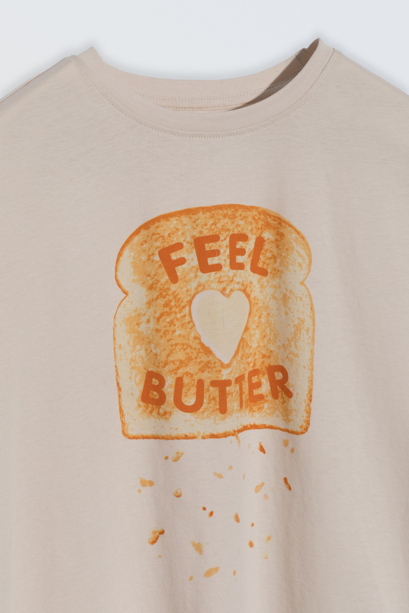 Beżowy t-shirt z kolorowym nadrukiem na wysokości piersi, beżowy