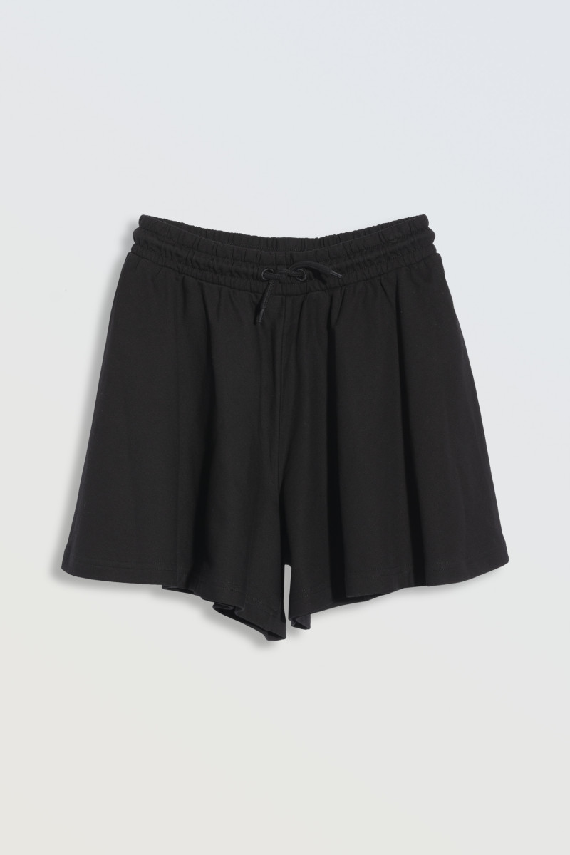 Czarne krótkie spodenki z szerokimi nogawkami, czarny