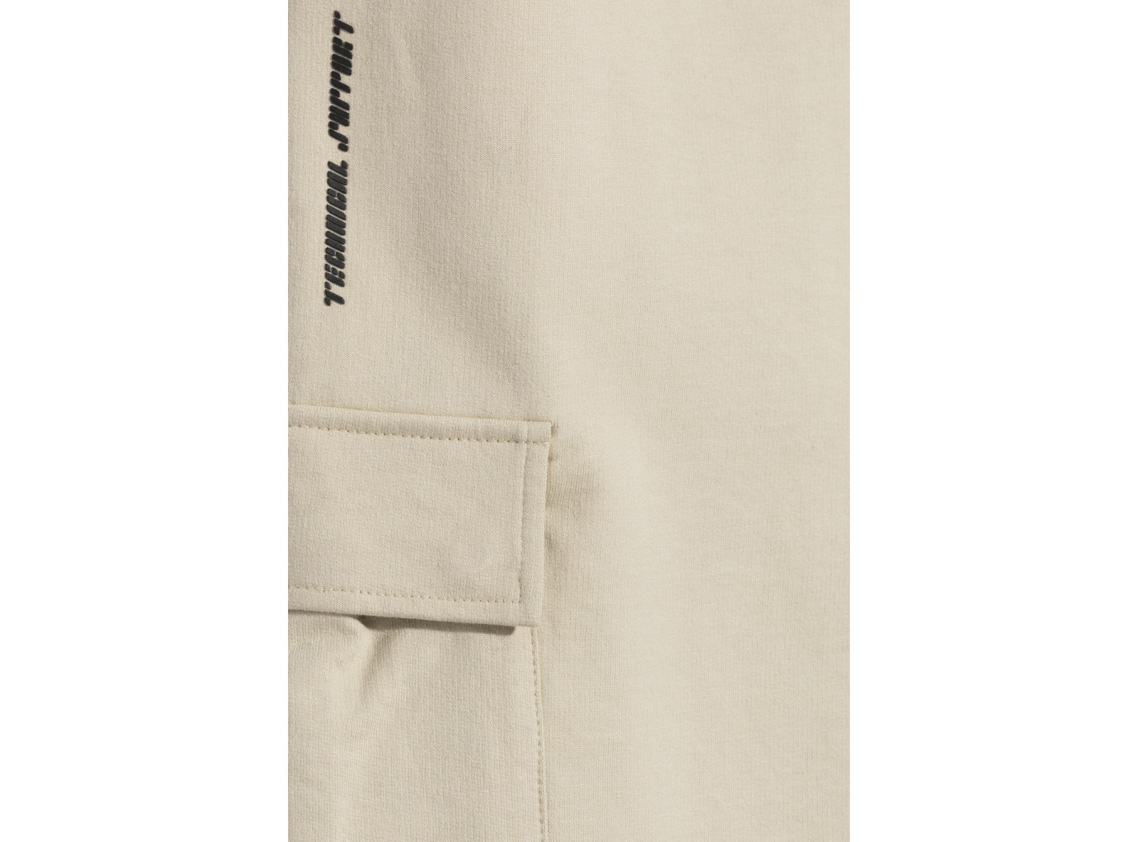 Beżowe spodnie dresowe oversize z przestrzennymi kieszeniami na nogawkach