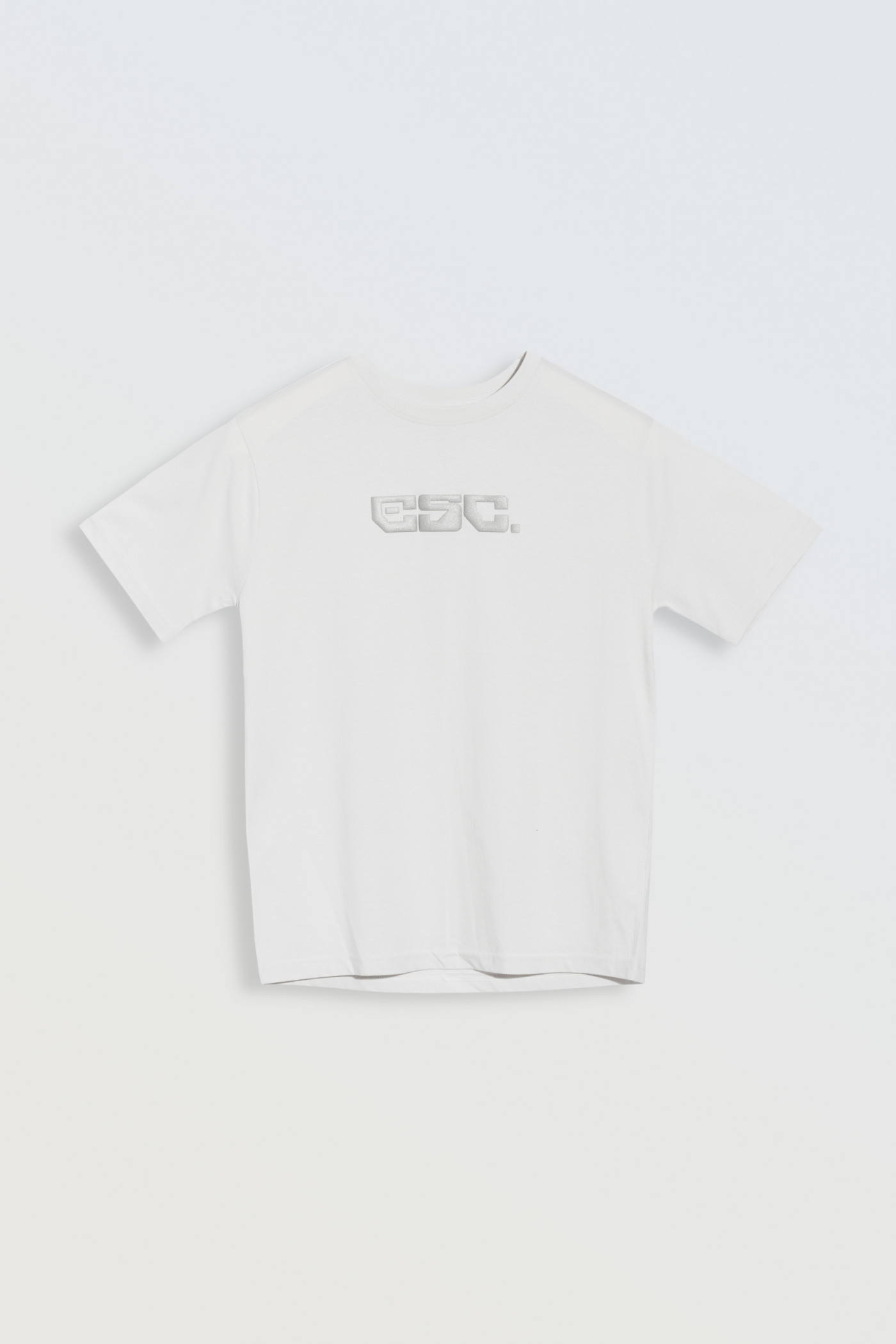 Biały t-shirt z błyszczącym nadrukiem na wysokości piersi