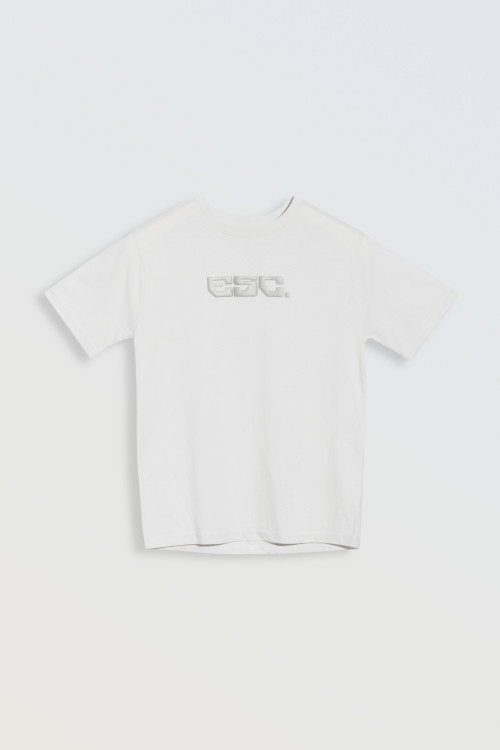 Biały t-shirt z błyszczącym nadrukiem na wysokości piersi
