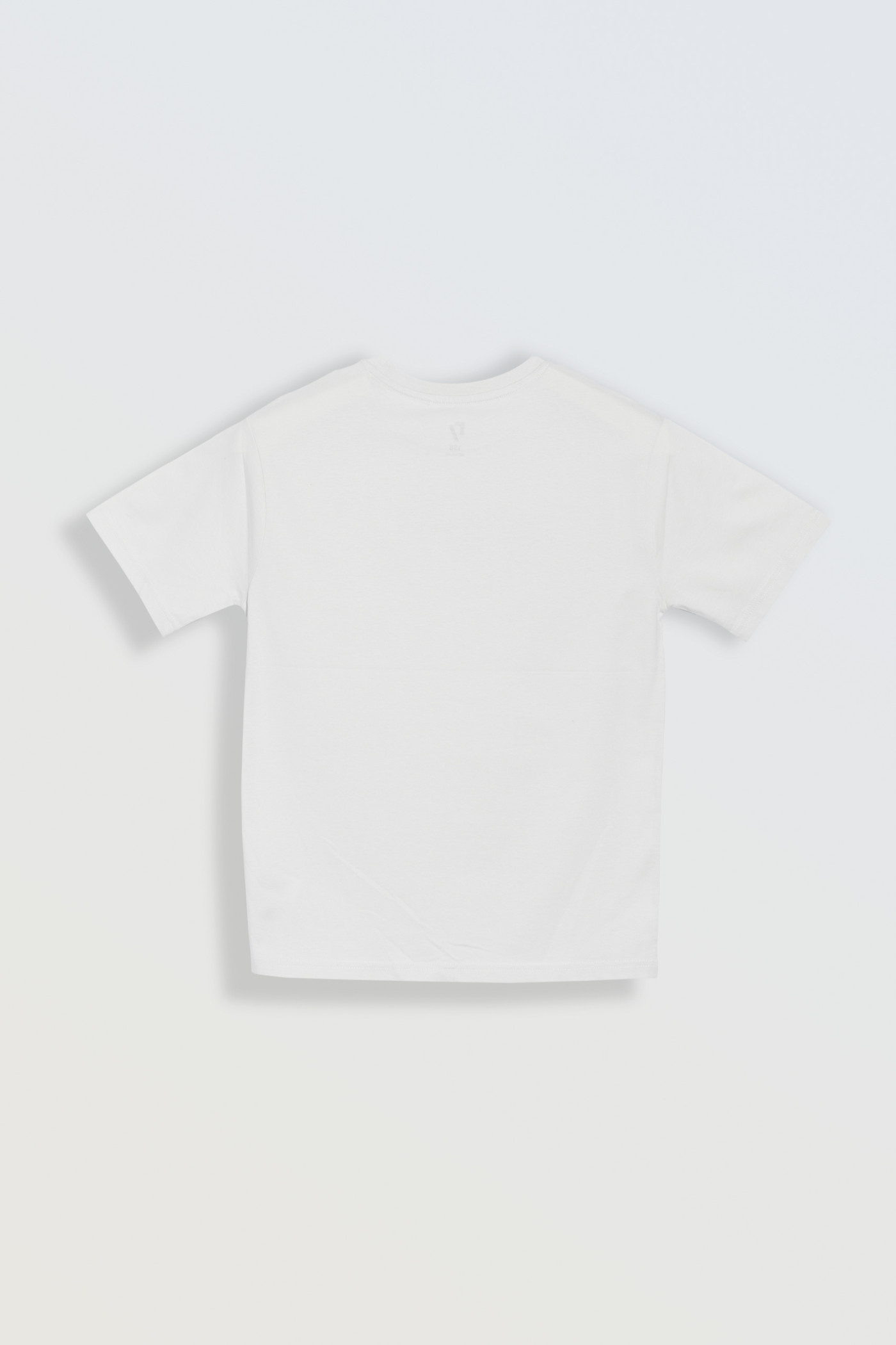 Biały t-shirt z błyszczącym nadrukiem na wysokości piersi