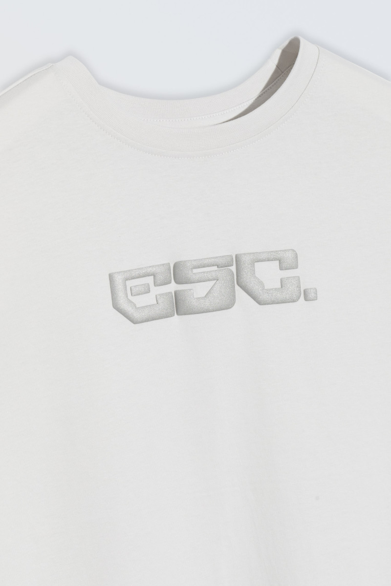 Biały t-shirt z błyszczącym nadrukiem na wysokości piersi, biały