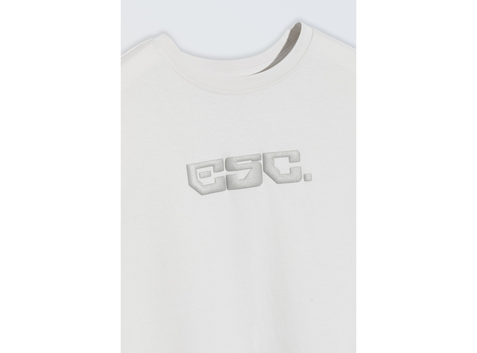 Biały t-shirt z błyszczącym nadrukiem na wysokości piersi