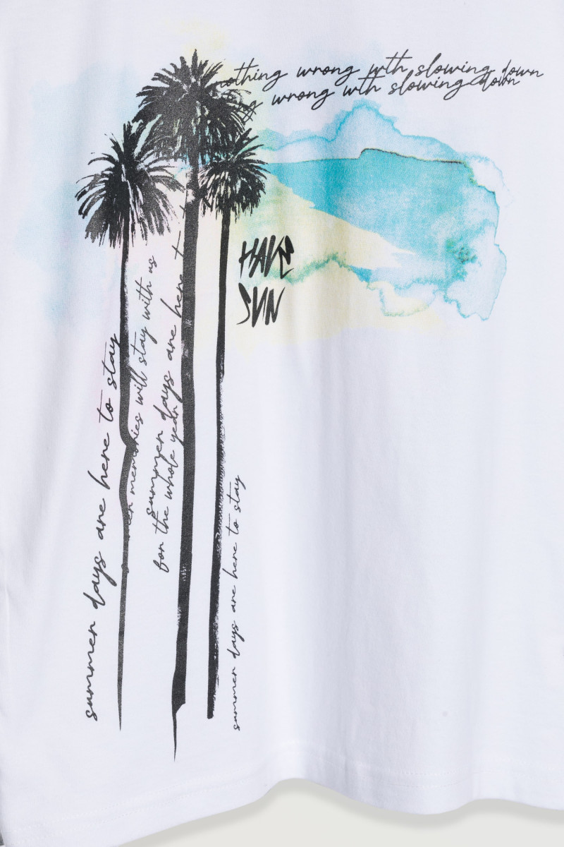 Biały t-shirt z kolorowymi nadrukami z przodu, biały