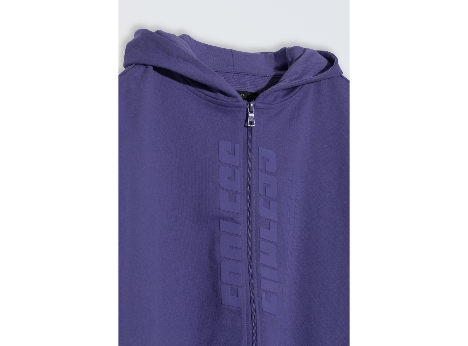 Fioletowa bluza z kapturem z nadrukiem z przodu zapinana na zamek