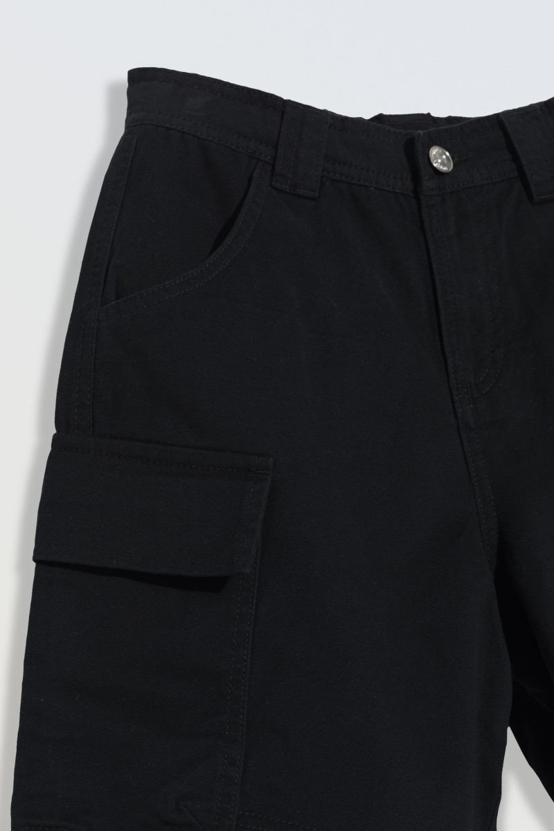 Czarne krótkie spodenki z naszywanymi kieszeniami, czarny