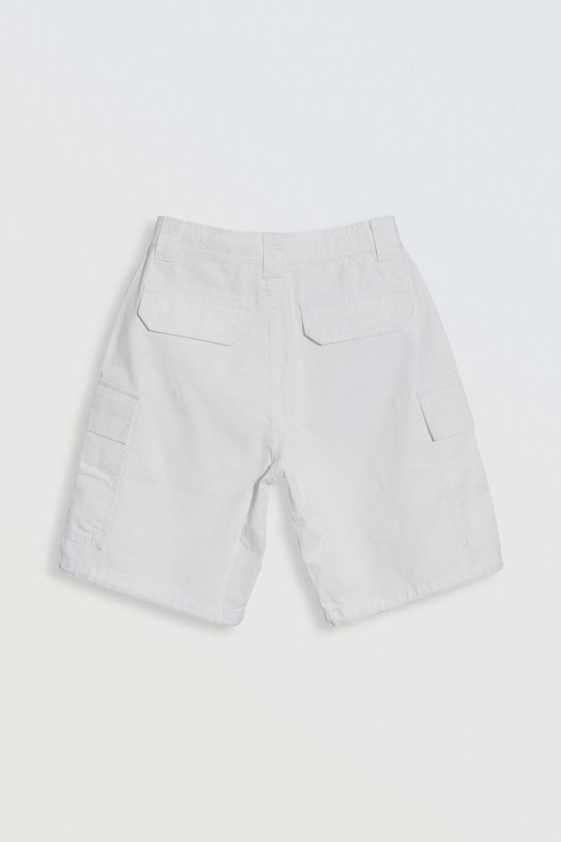 Białe krótkie spodenki z naszywanymi kieszeniami, biały