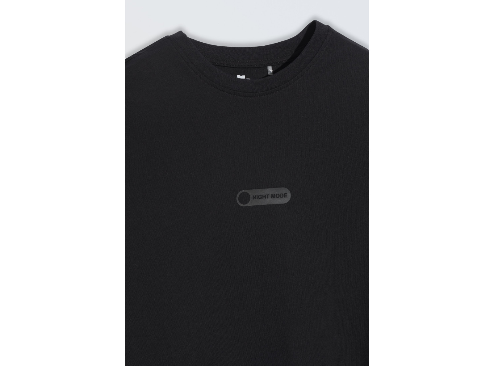 Czarny t-shirt z minimalistycznym nadrukiem
