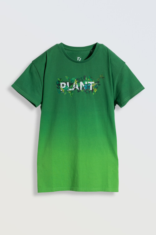 Zielony t-shirt z kolorowym nadrukiem na wysokości piersi