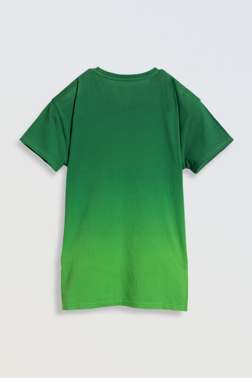 Zielony t-shirt z kolorowym nadrukiem na wysokości piersi