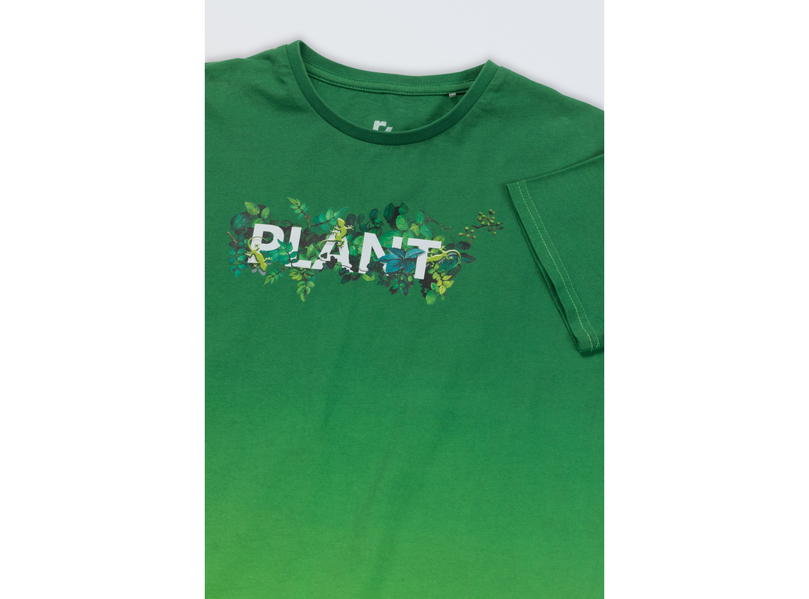 Zielony t-shirt z kolorowym nadrukiem na wysokości piersi