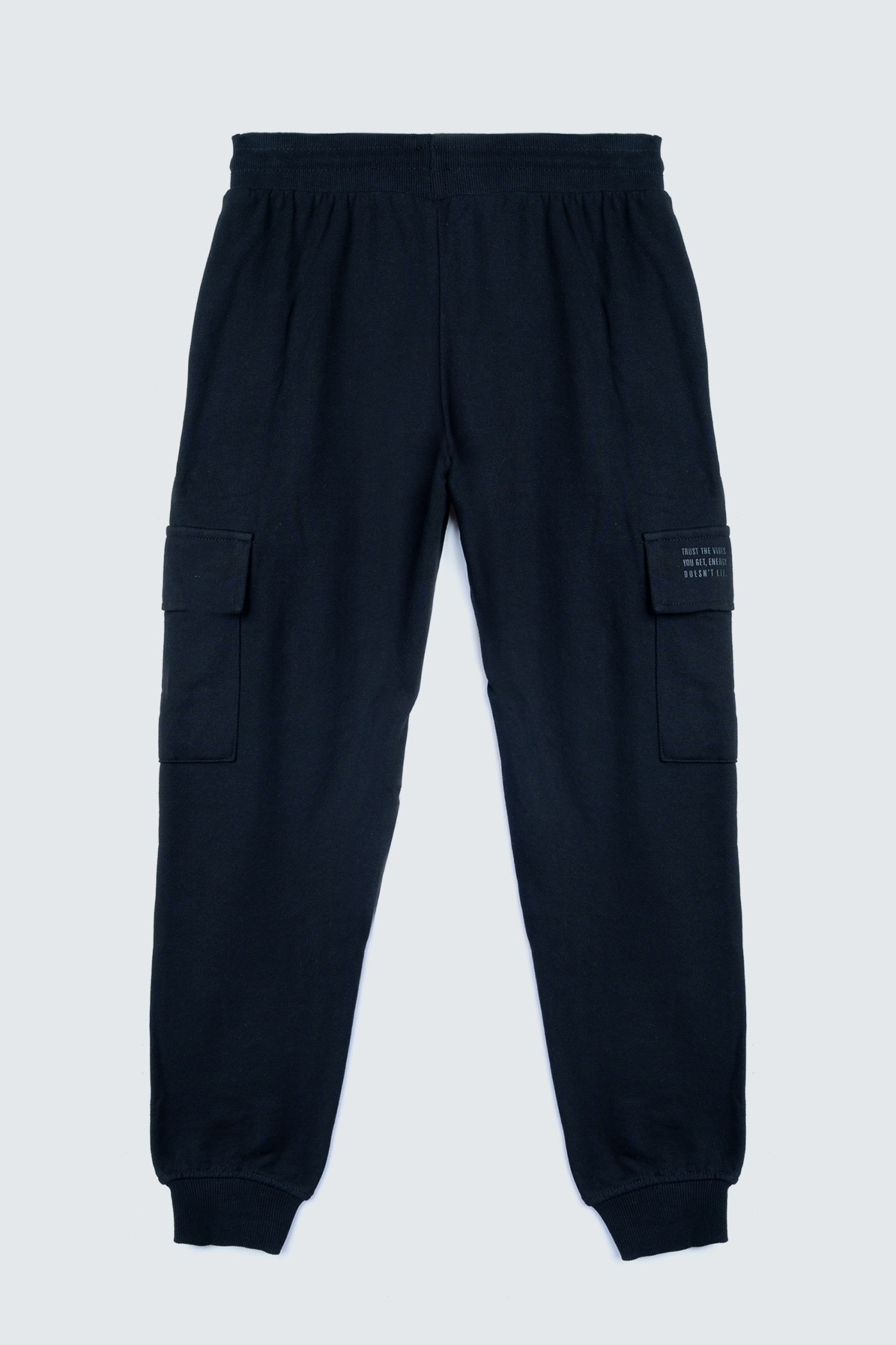 Czarne spodnie dresowe z przestrzennymi kieszeniami na nogawkach