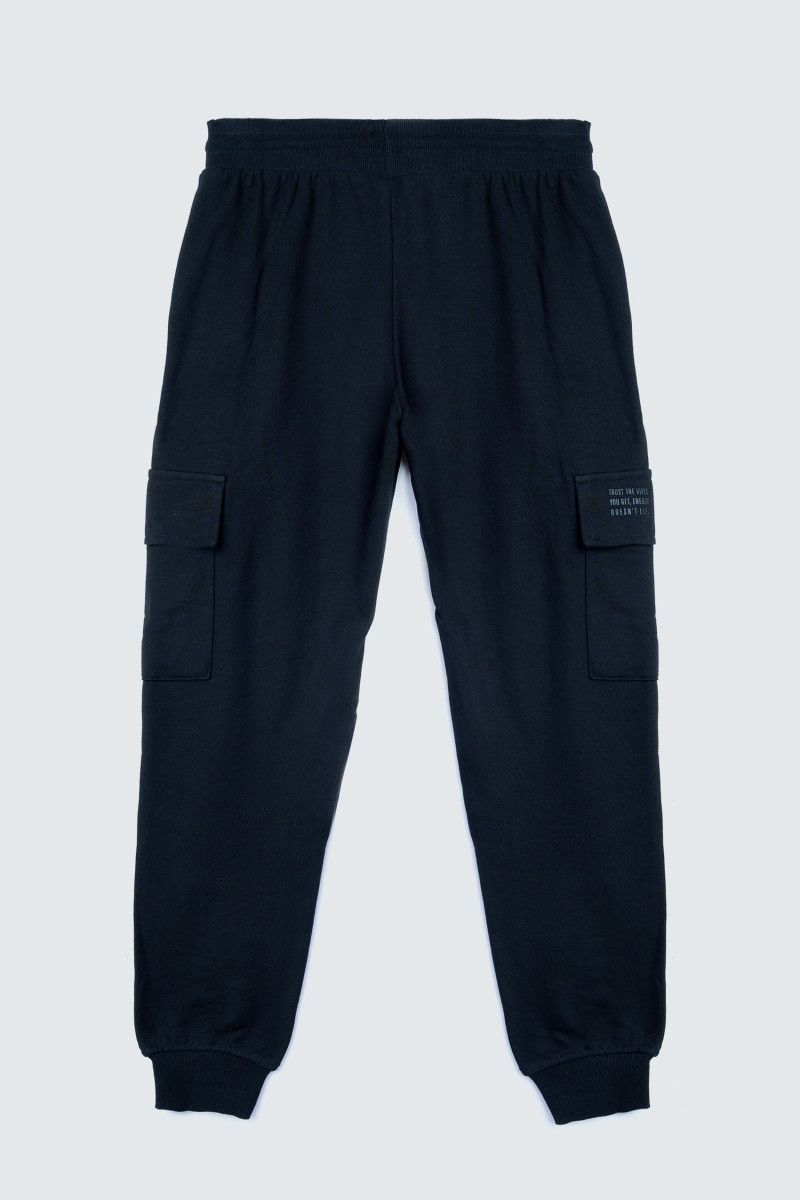 Czarne spodnie dresowe z przestrzennymi kieszeniami na nogawkach