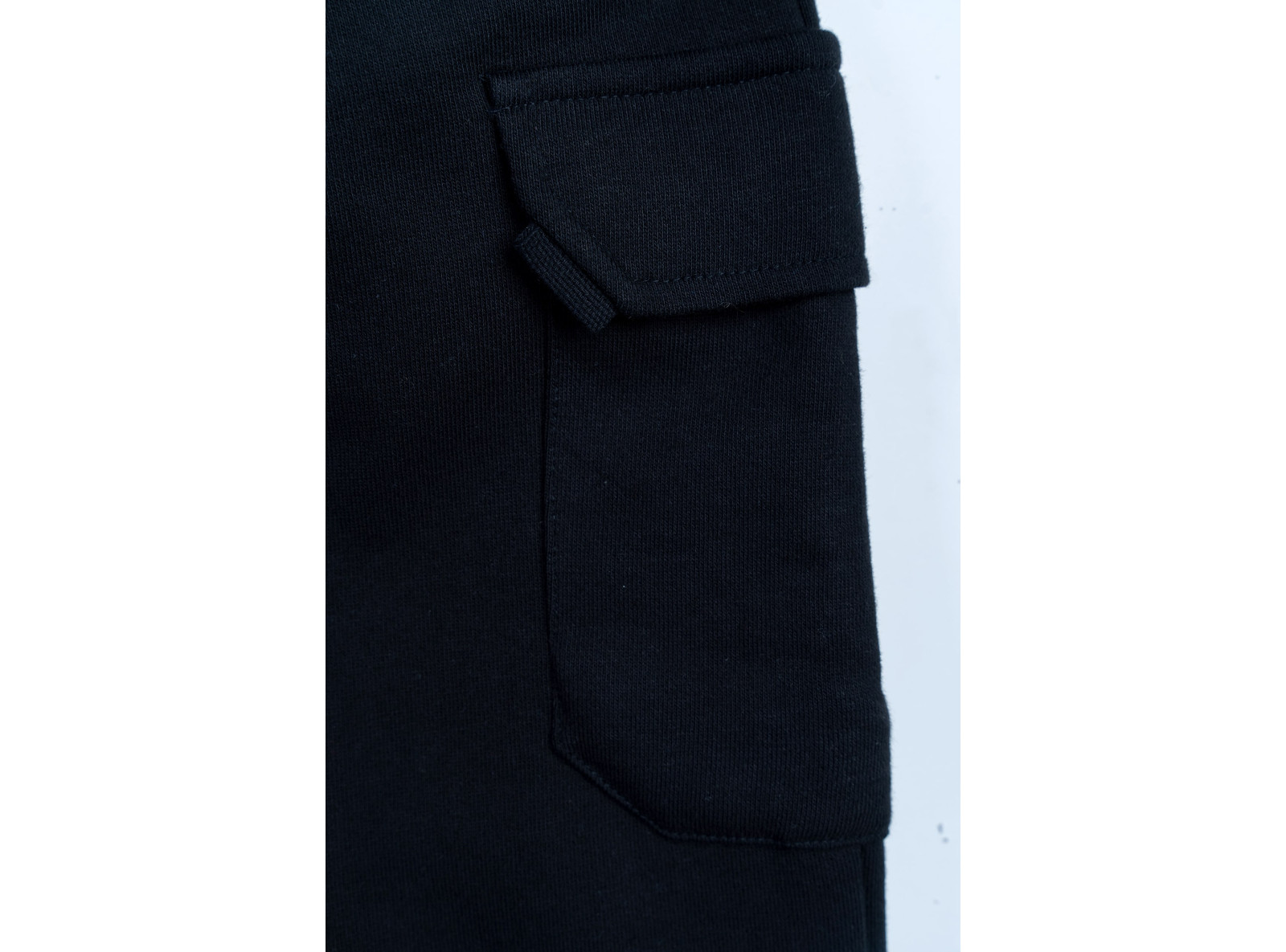 Czarne spodnie dresowe z przestrzennymi kieszeniami na nogawkach