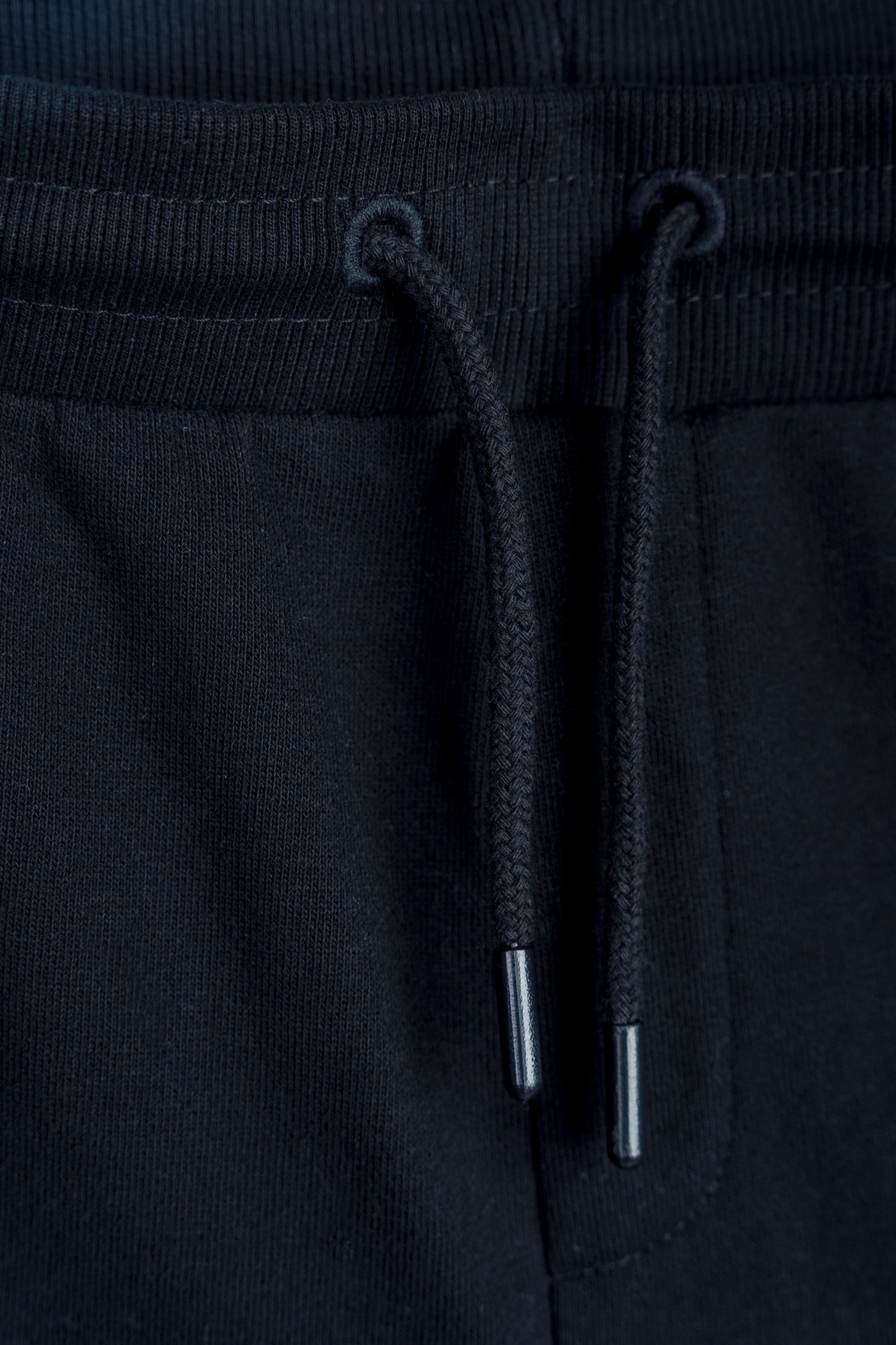 Czarne spodnie dresowe z przestrzennymi kieszeniami na nogawkach