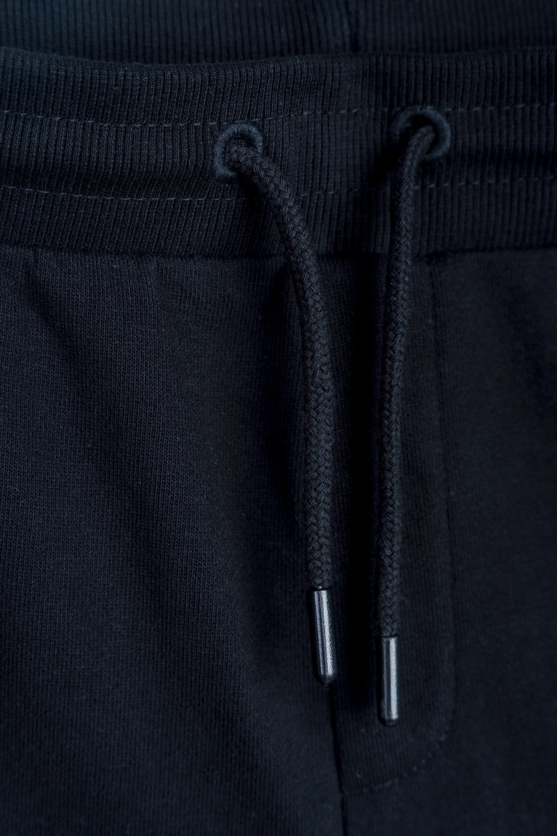 Czarne spodnie dresowe z przestrzennymi kieszeniami na nogawkach