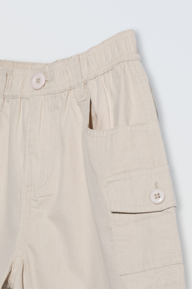 Beżowe krótkie spodenki z naszywanymi kieszeniami, beżowy