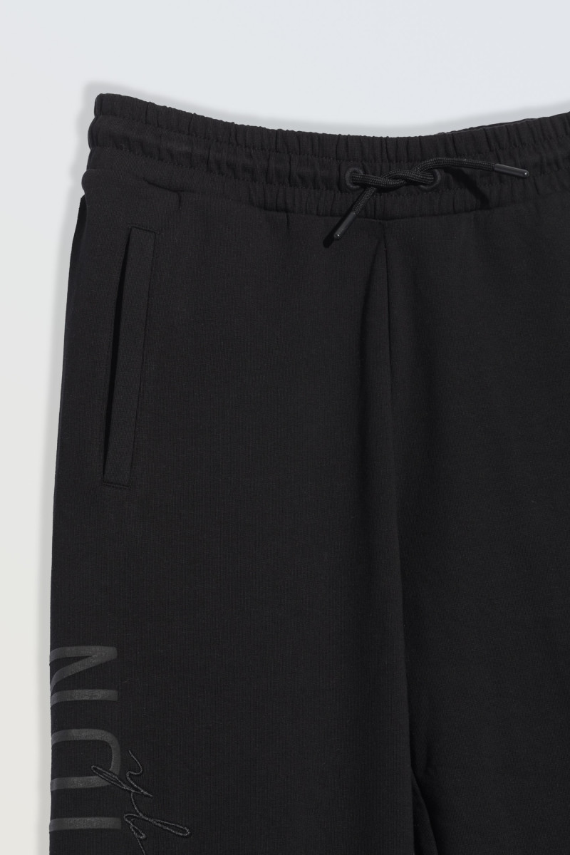Czarne spodnie dresowe z nadrukiem na nogawce, czarny