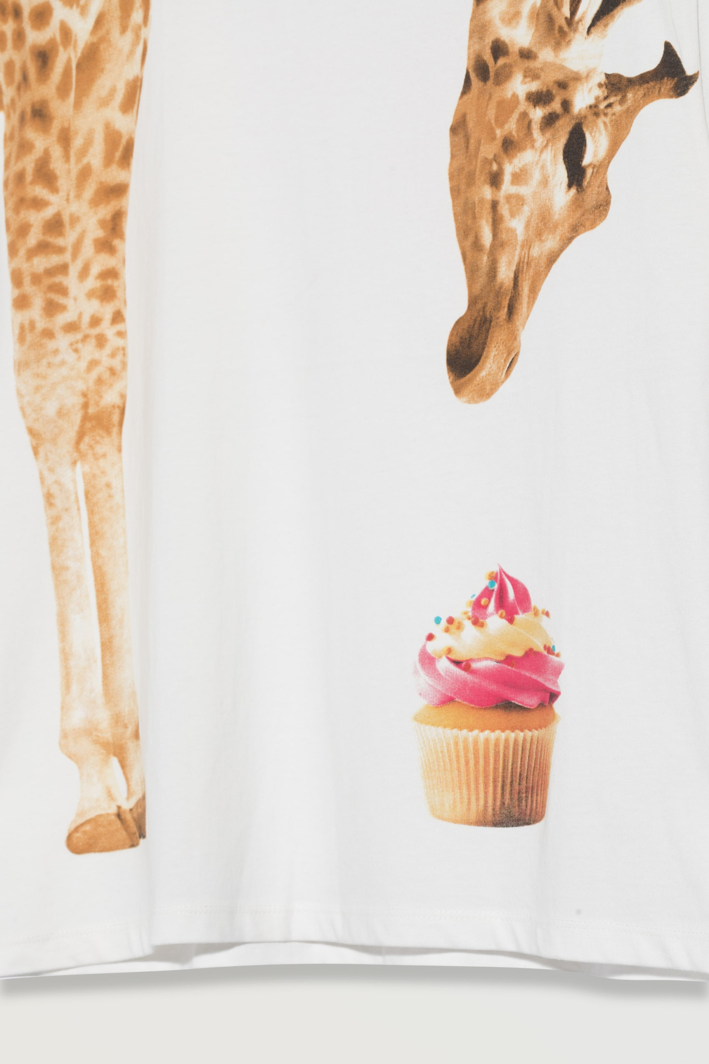 Biały t-shirt z kolorowym nadrukiem z przodu