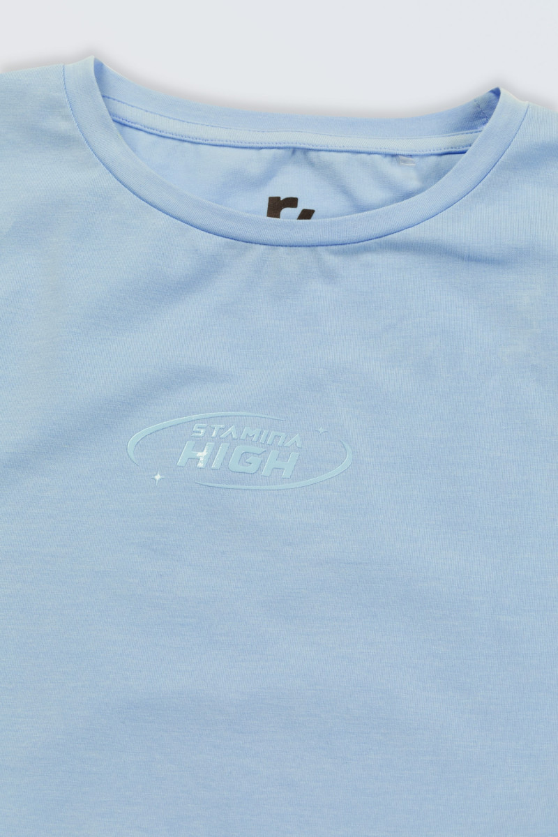 Błękitny crop-top na ramiączkach z minimalistycznym nadrukiem, błękitny