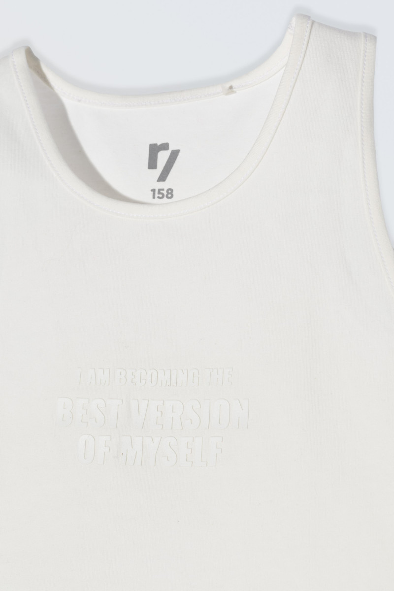 Biały  crop-top na ramiączkach z minimalistycznym nadrukiem