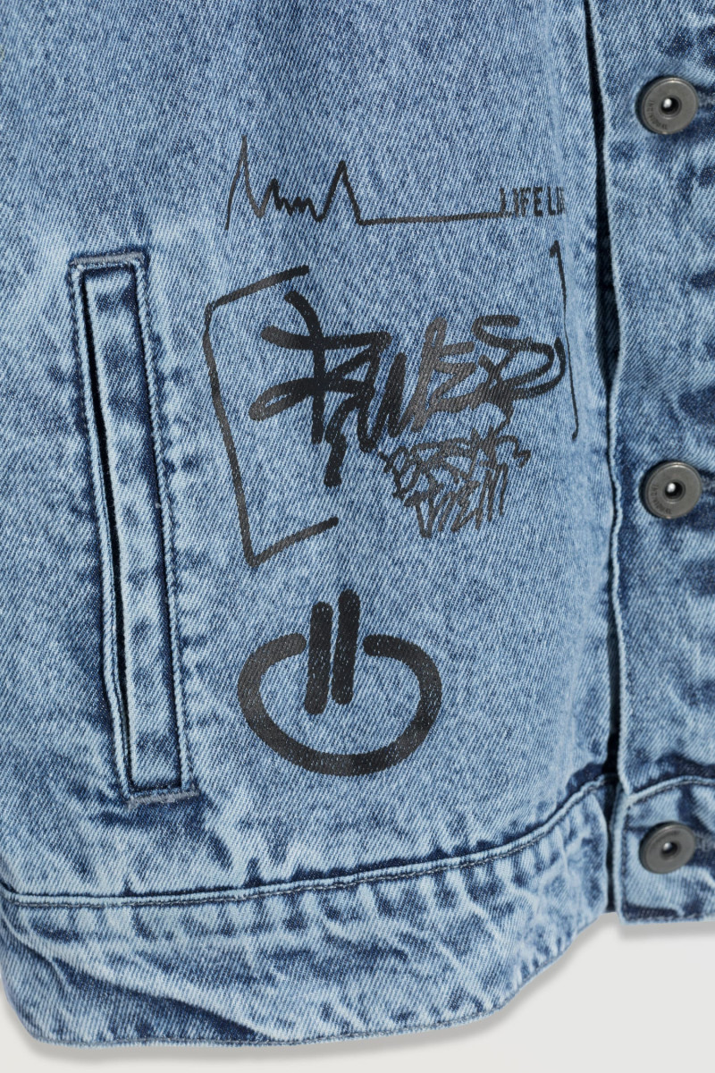 Niebieska kurtka jeansowa z graficznymi nadrukami, niebieski