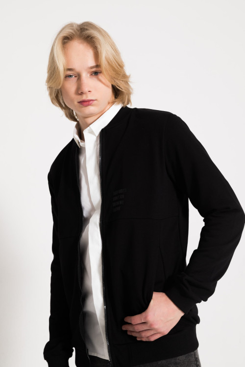 Czarna bluza na stójce typu bomberka