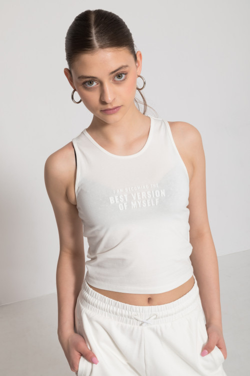 Biały  crop-top na ramiączkach z minimalistycznym nadrukiem