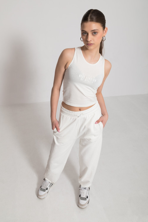 Biały  crop-top na ramiączkach z minimalistycznym nadrukiem
