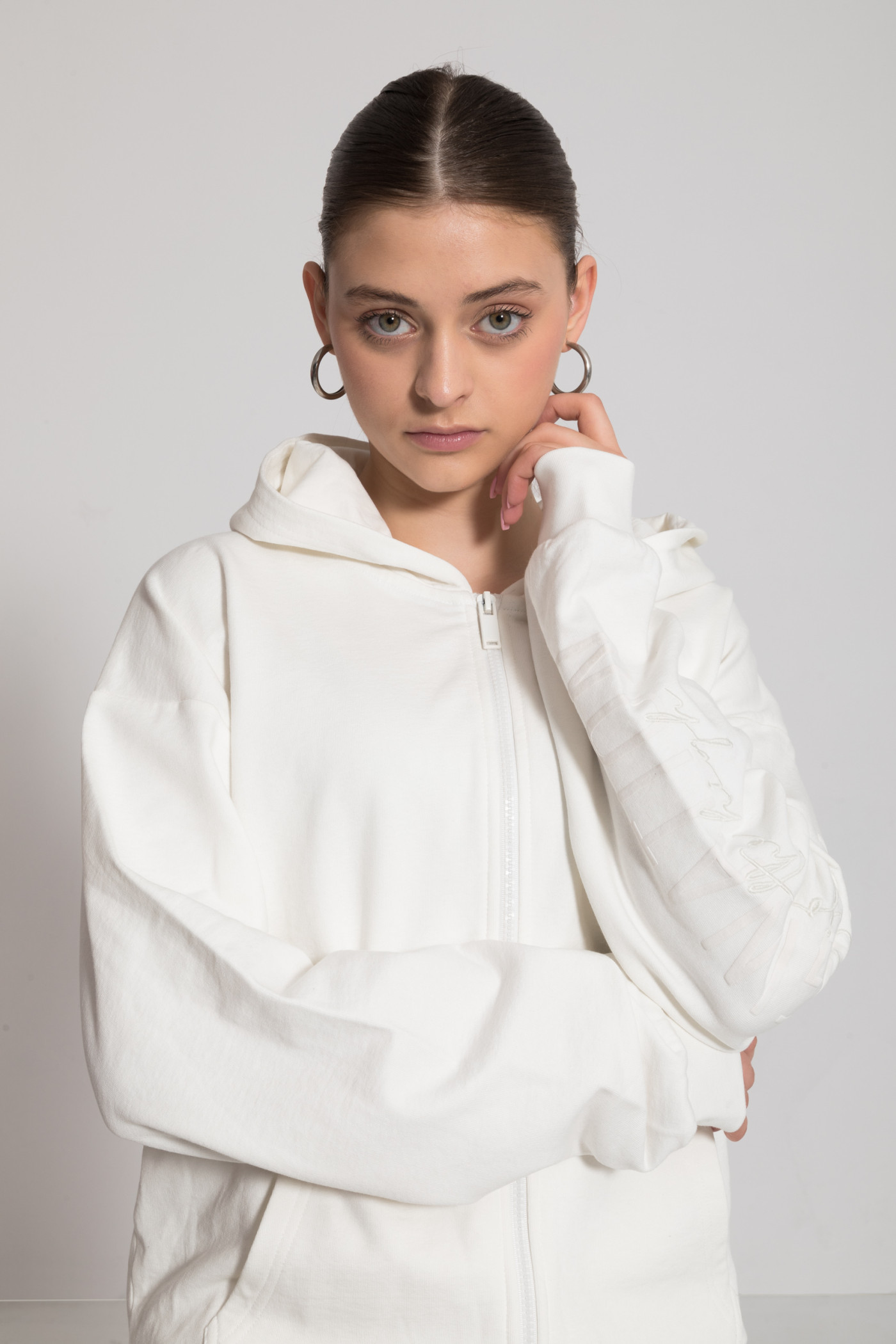 Biała bluza z kapturem zapinana na zamek