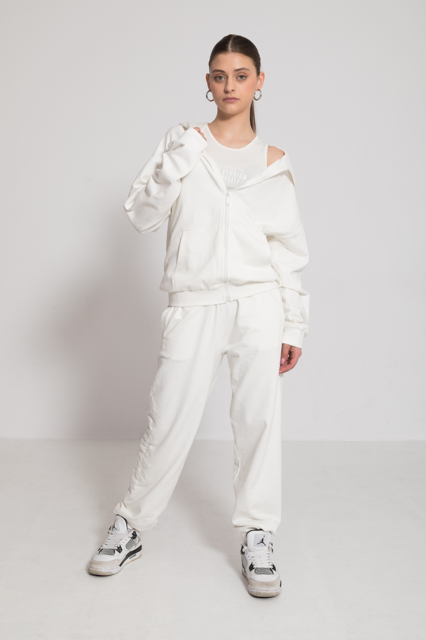 Biała bluza z kapturem zapinana na zamek