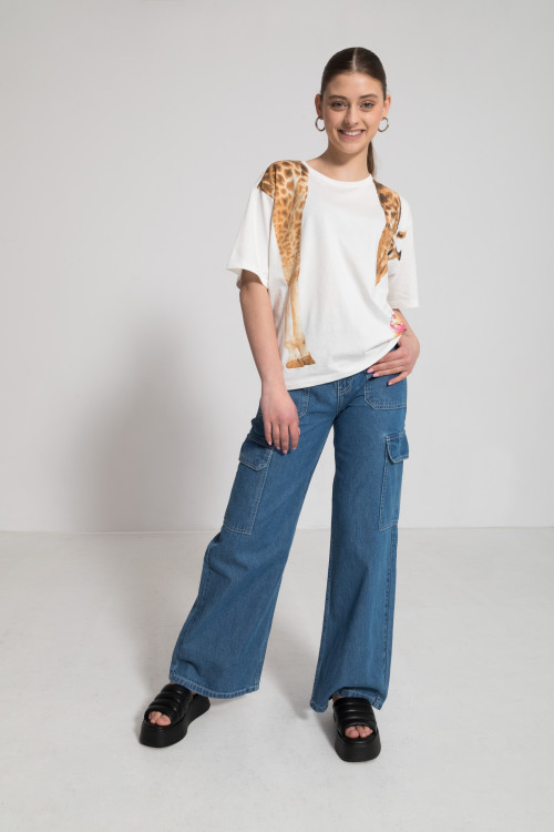 Biały t-shirt z kolorowym nadrukiem z przodu