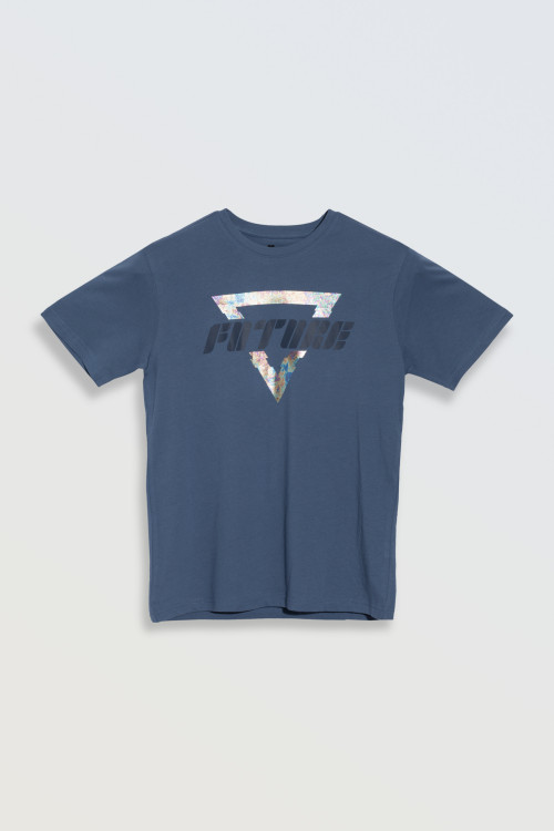 Niebieski t-shirt z kolorowym nadrukiem na wysokości piersi