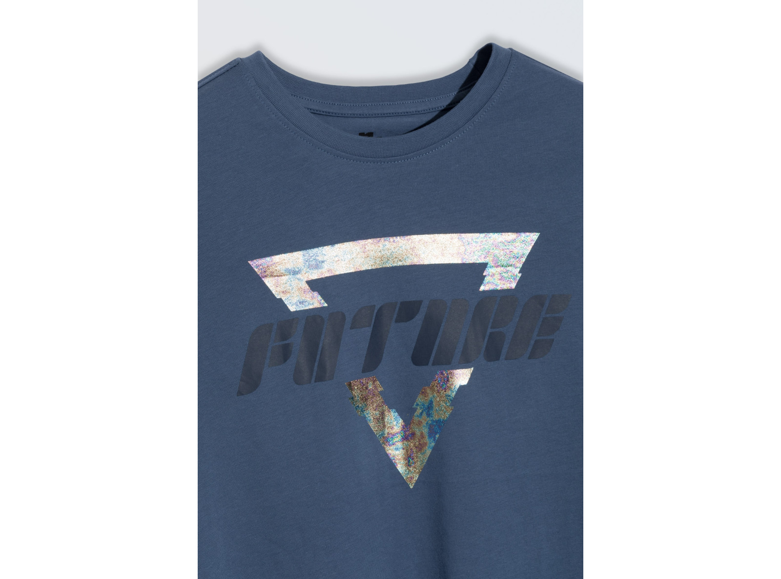 Niebieski t-shirt z kolorowym nadrukiem na wysokości piersi