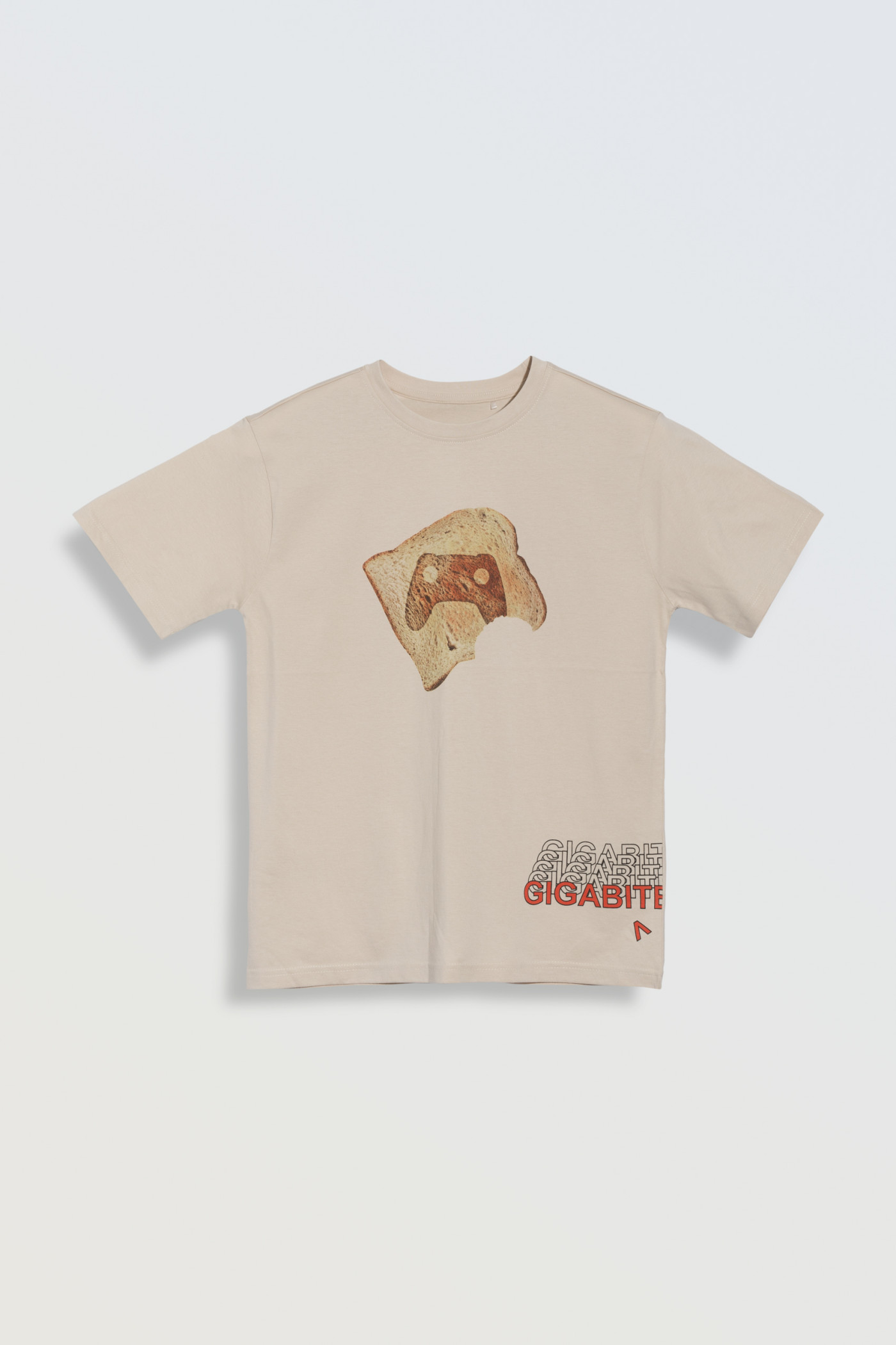 Beżowy t-shirt z kolorowymi nadrukami z przodu