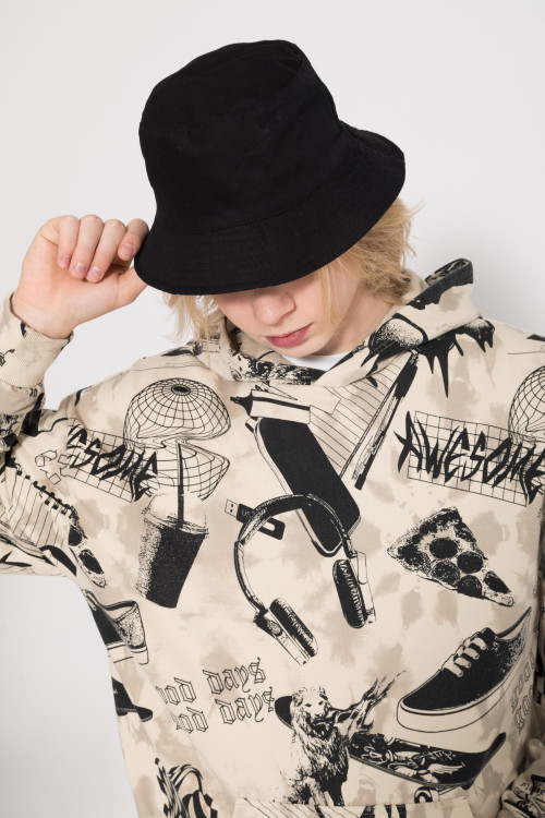 Czarny dwustronny kapelusz typu bucket-hat z kolorową grafiką