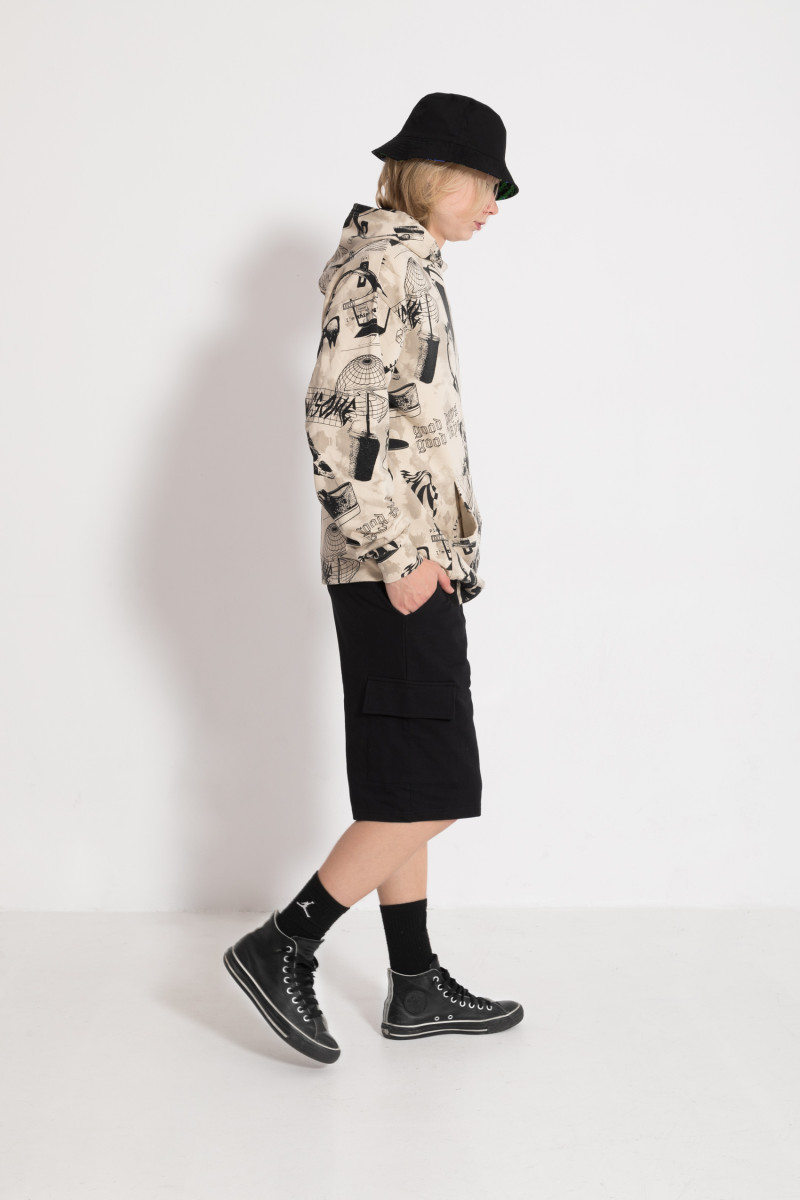 Czarny dwustronny kapelusz typu bucket-hat z kolorową grafiką, czarny