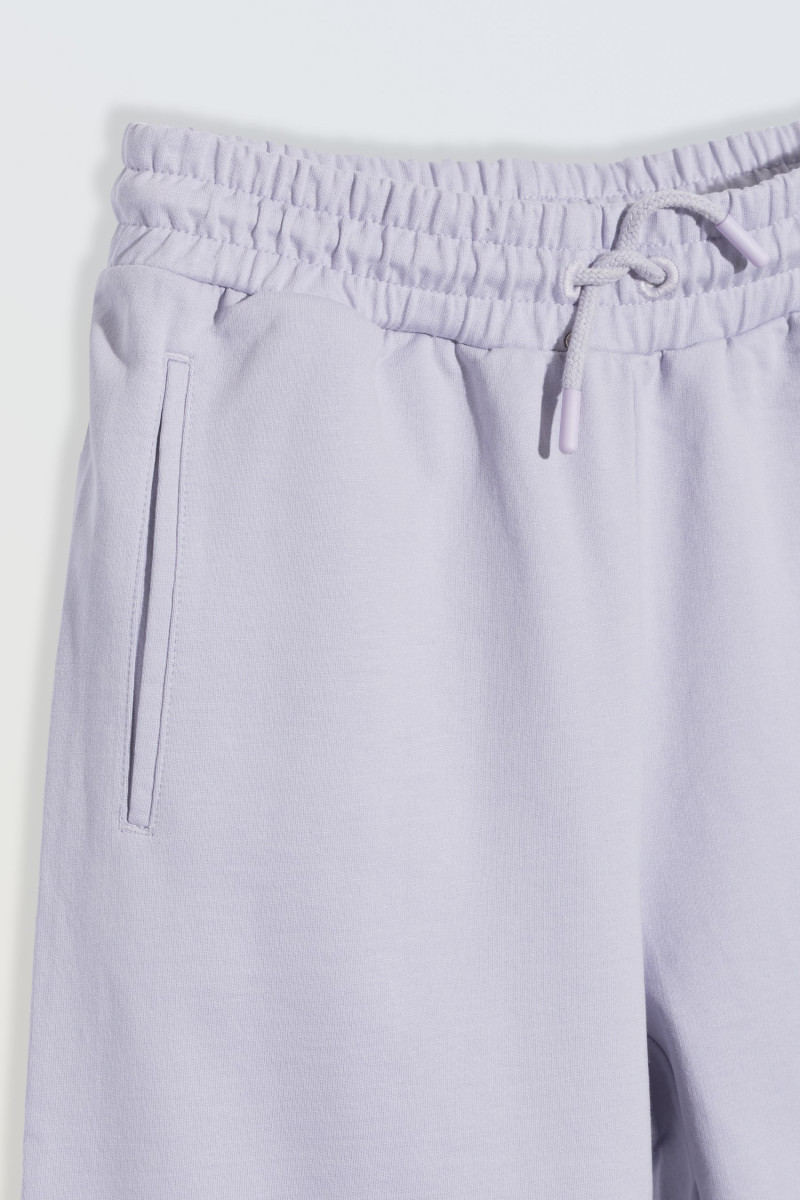 Spodnie dresowe w odcieniach fioletu z nadrukiem na nogawkach, multikolor