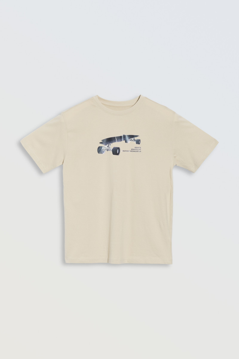 Beżowy t-shirt z motywem deskorolki