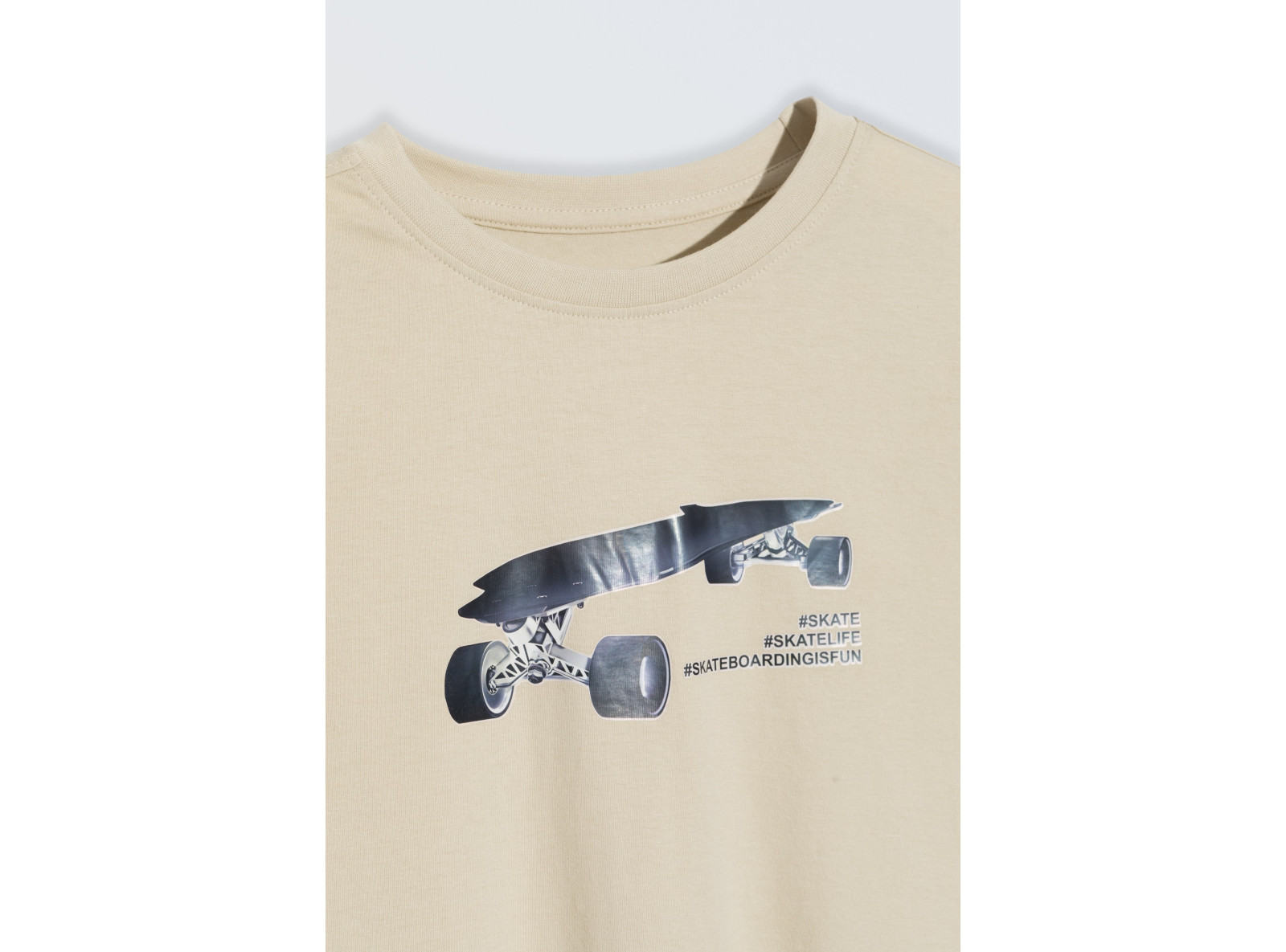 Beżowy t-shirt z motywem deskorolki