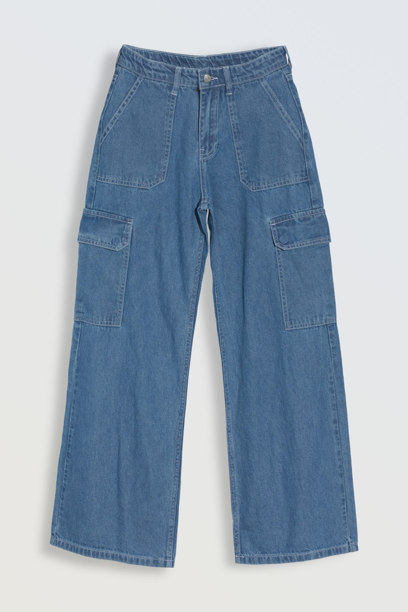 Niebieskie jeansy typu cargo