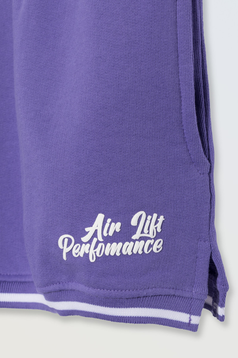 Fioletowe krótkie spodenki wykończone kontrastową lamówką, fioletowy