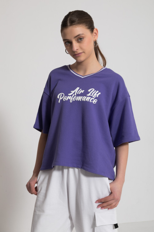 Fioletowy t-shirt z białym nadrukiem na wysokości piersi