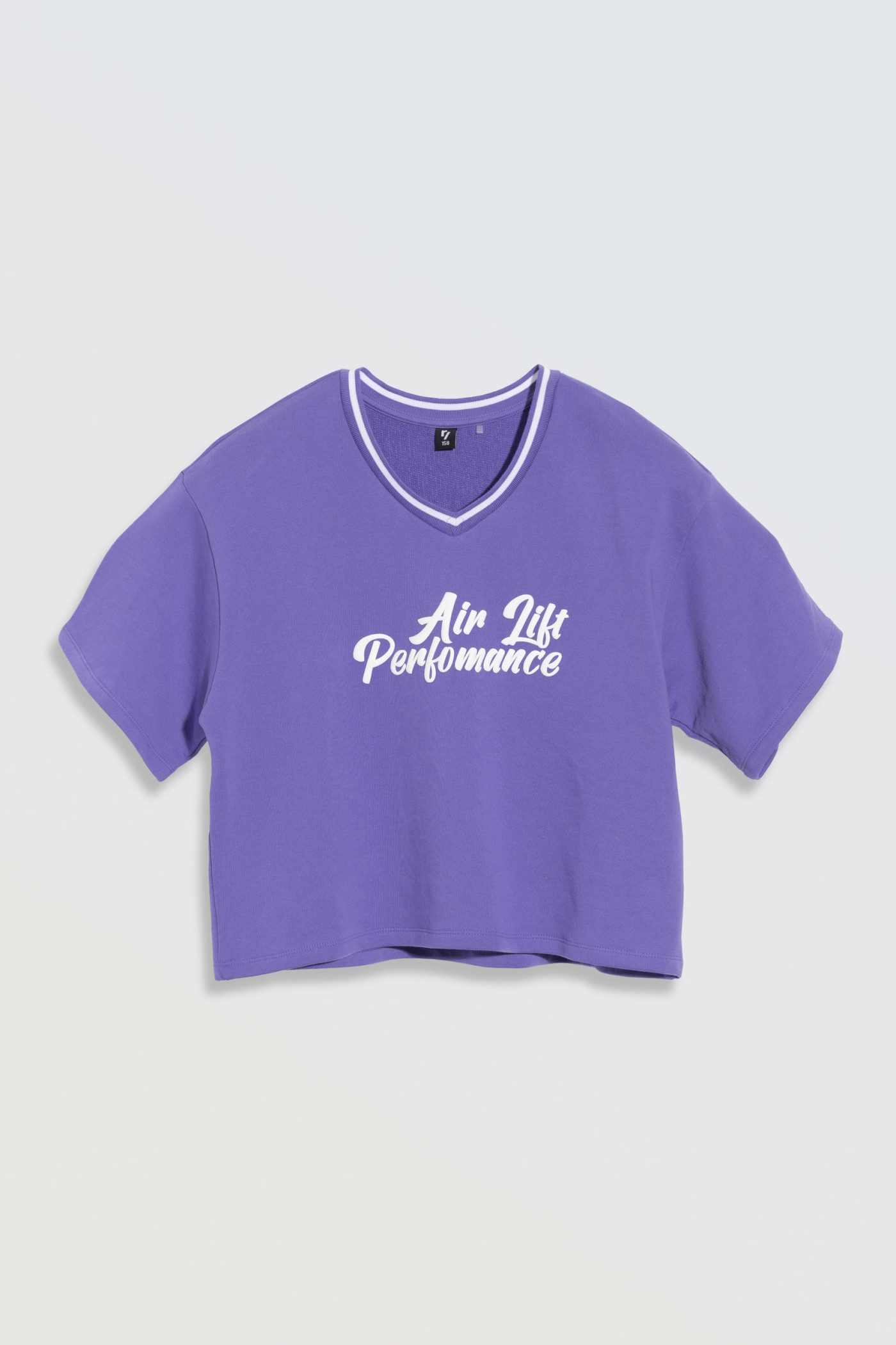 Fioletowy t-shirt z białym nadrukiem na wysokości piersi
